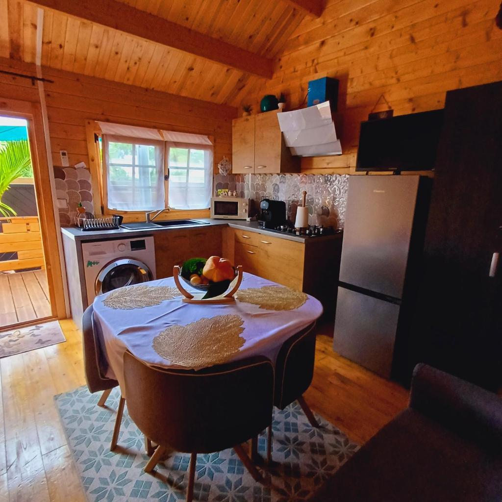 Chalet d'une chambre avec terrasse amenagee et wifi a L'Etang Sale photo 3