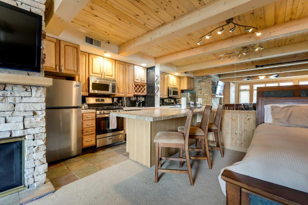 Ski-InandOut Oversized Aspen Studio with Pool and Hot Tub photo 1