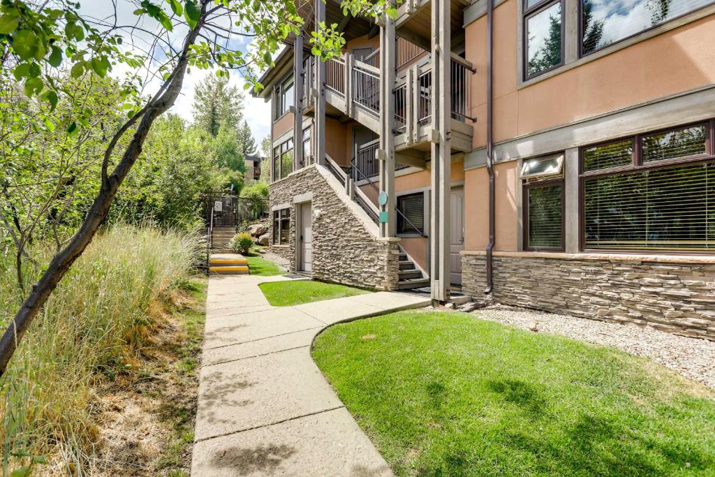 Ski-InandOut Oversized Aspen Studio with Pool and Hot Tub photo 2