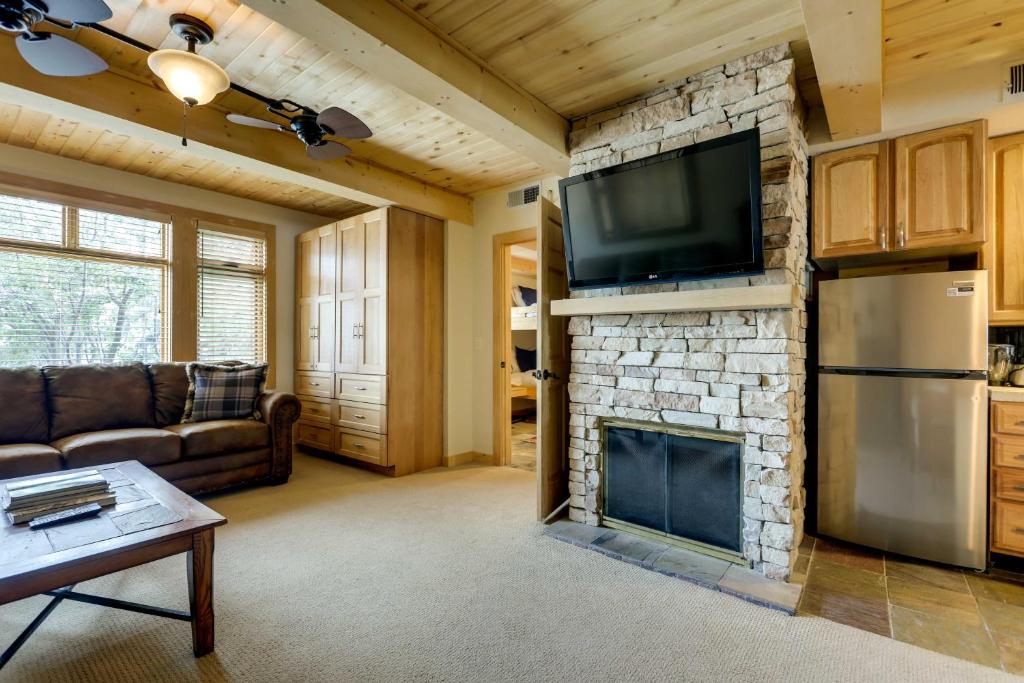 Ski-InandOut Oversized Aspen Studio with Pool and Hot Tub photo 4