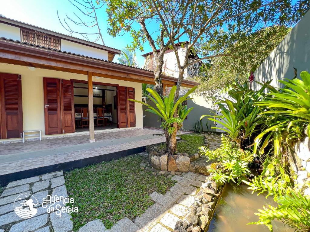 Linda casa com 2 suítes pertinho da Praia da Feiticeira