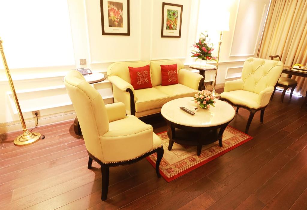 Сьюит (Executive Suite -  Early Check-In & Late Check-Out: Subject to Room Availability.,  20% Discount on food and Soft Beverage), The Ashok, New Delhi