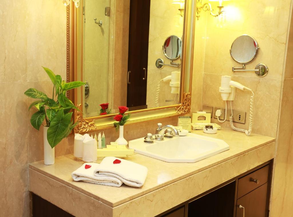 Сьюит (Executive Suite -  Early Check-In & Late Check-Out: Subject to Room Availability.,  20% Discount on food and Soft Beverage), The Ashok, New Delhi