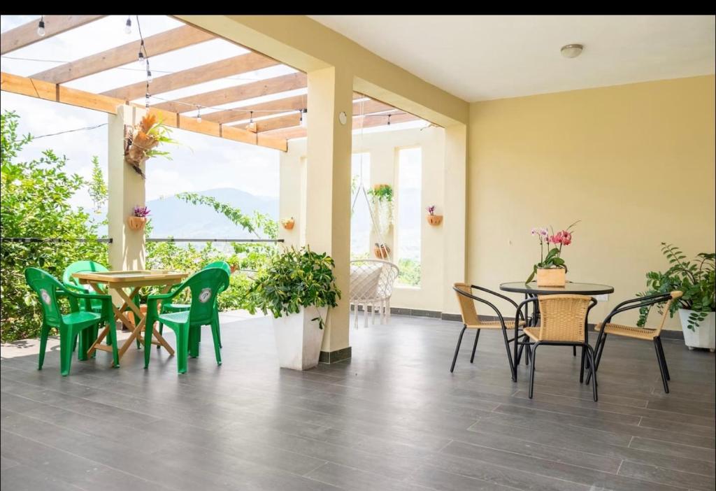 Espléndida y Acogedora Villa con Vista a las Montañas y Nuestro Bello Pueblo