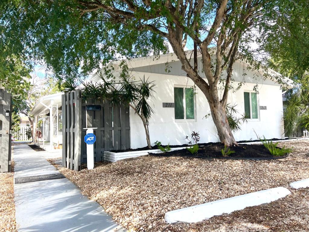 Stylish & Cozy Escape near the Beach- Free Parking, Backyard, Private, BBQ image