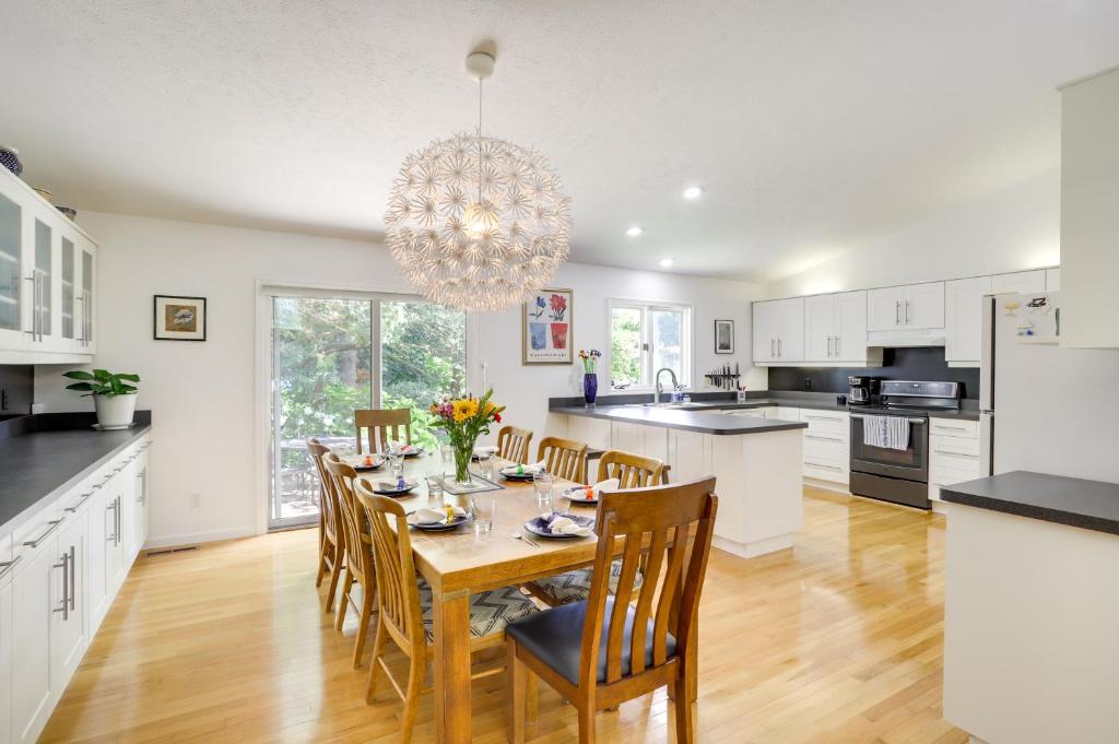 Modern and Spacious Home - 6 Mi to Dtwn South Bend photo 1