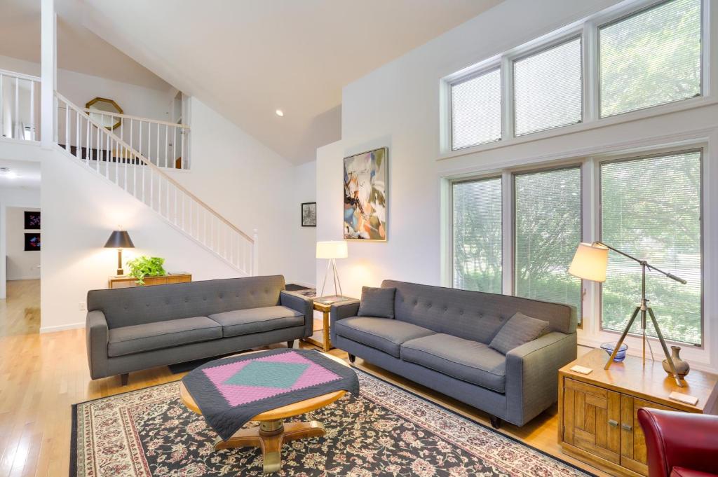 Modern and Spacious Home - 6 Mi to Dtwn South Bend photo 2