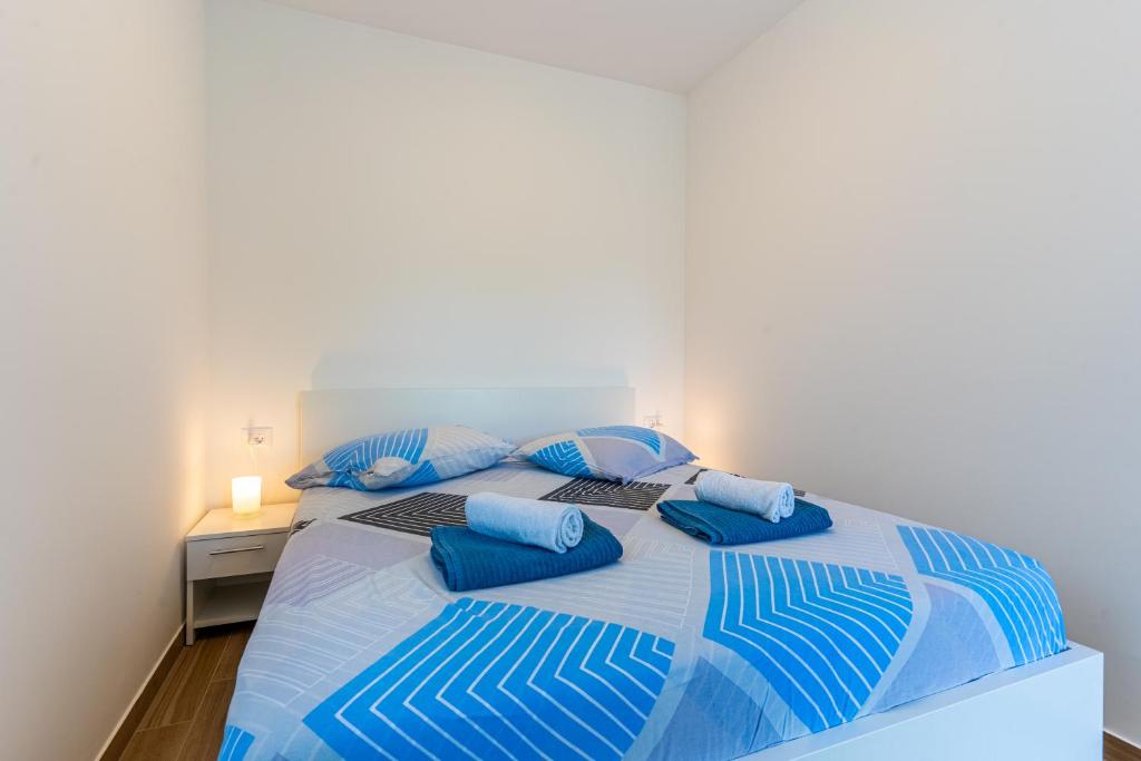 New 4 star Room M&A in town Cres photo 1