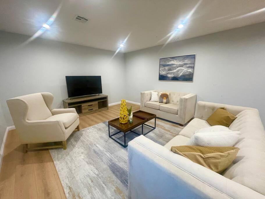 Spacious & Modern 4B3B house in Pasadena photo 2