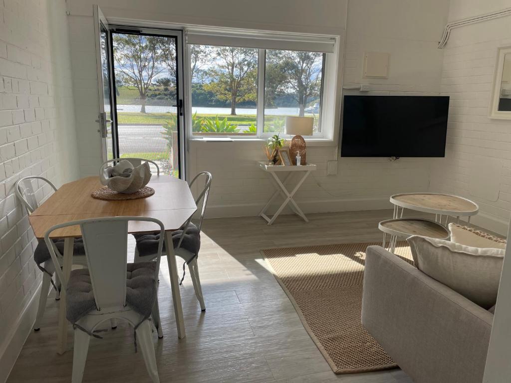 The Wheelhouse - 2BR Waterfront Apt in town photo 4
