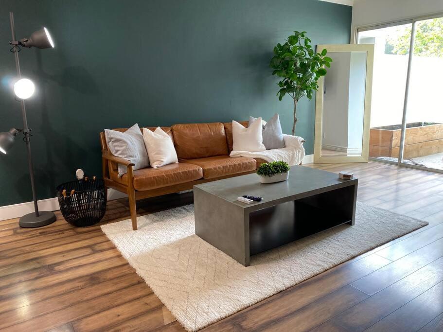 King Bed - Condo in Irvine photo 1