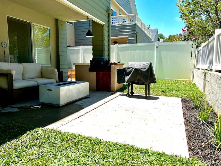 King Bed - Condo in Irvine photo 2