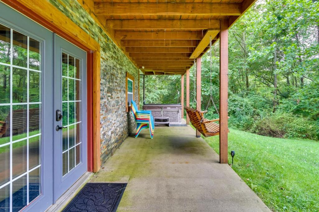 Rustic Cabin with Hot Tub - 7 Miles to Hocking Hills photo 1