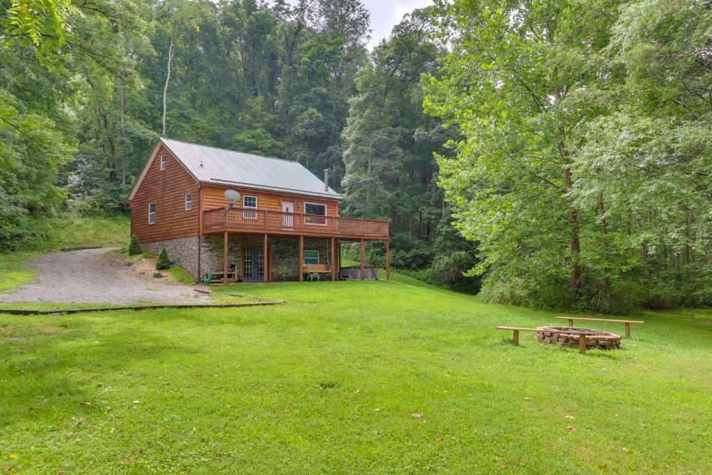 Rustic Cabin with Hot Tub - 7 Miles to Hocking Hills photo 2