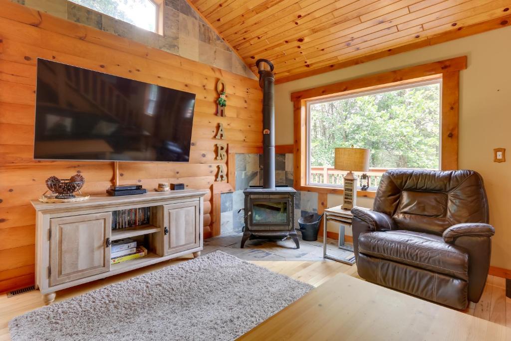 Rustic Cabin with Hot Tub - 7 Miles to Hocking Hills photo 4