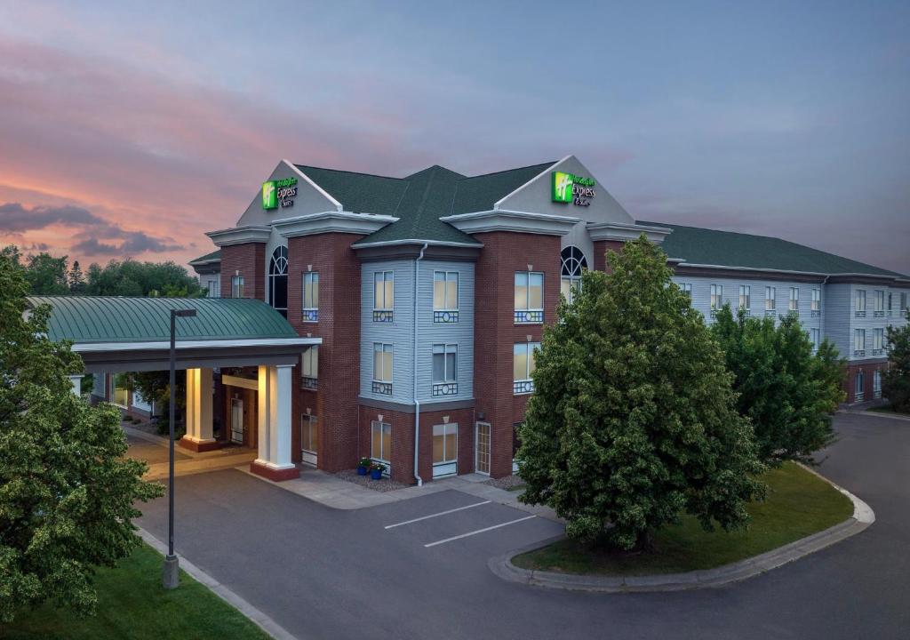 Holiday Inn Express & Suites Superior, an IHG Hotel image