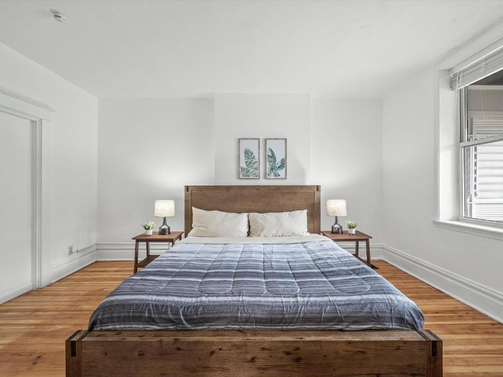 Oakland/University @A Spacious & Modern Private Bedroom with Shared Bathroom image