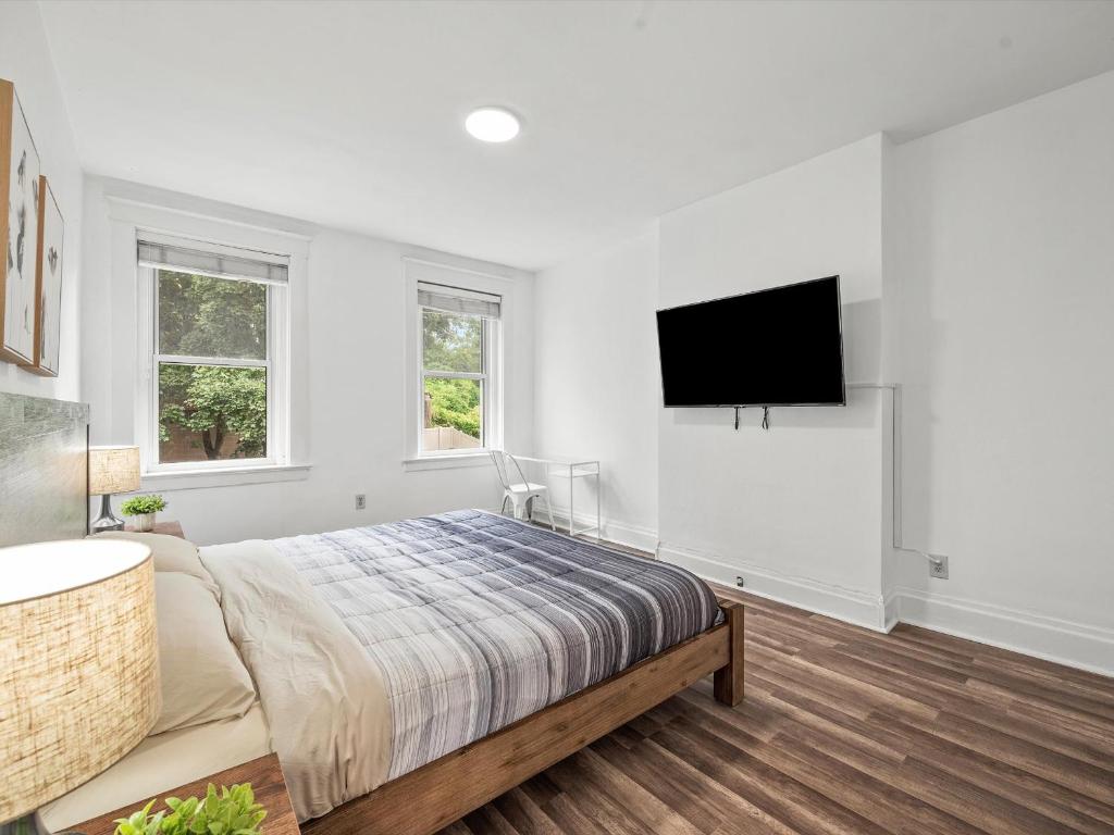 Oakland/University @C Modern & Stylish Private Bedroom with Shared Bathroom photo 1