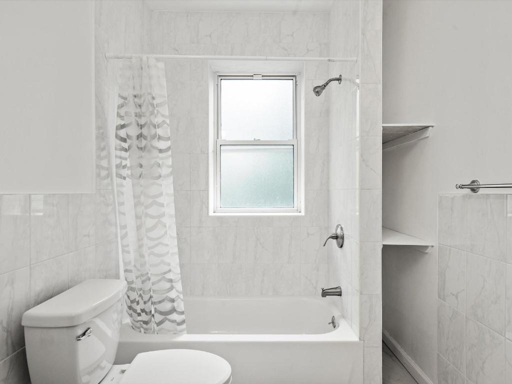 Oakland/University @C Modern & Stylish Private Bedroom with Shared Bathroom photo 2