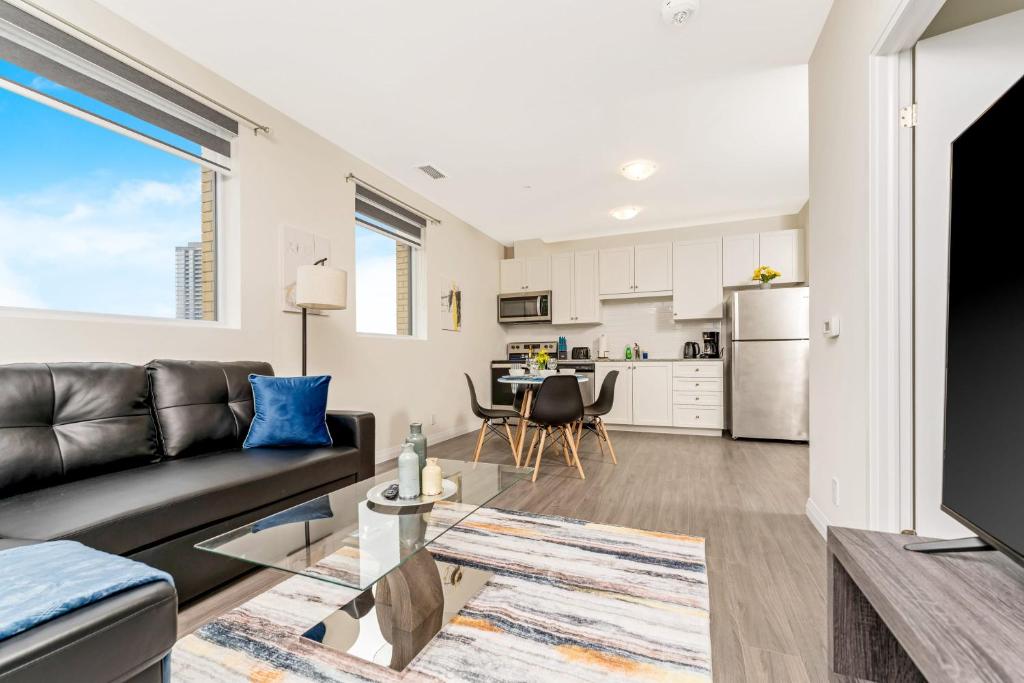 Upscale 1BR Condo - Balcony - Near Victoria Park photo 2