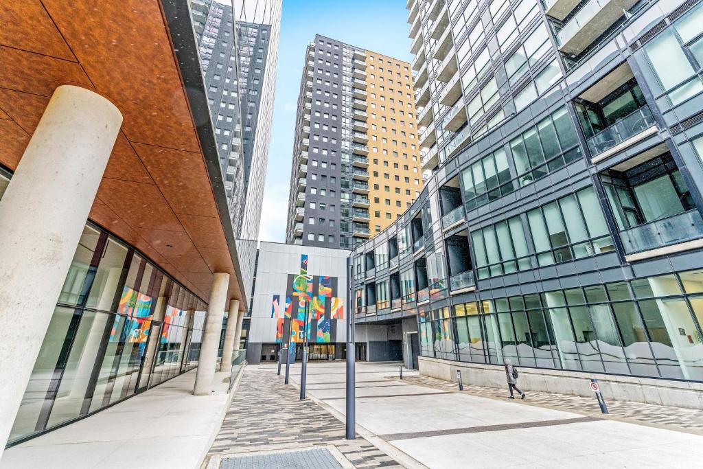 Upscale 1BR Condo - Balcony - Near Victoria Park photo 4
