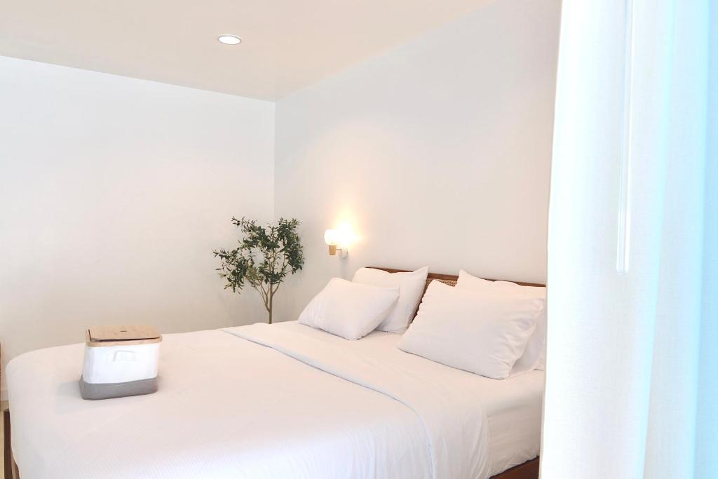 Beachfront Deluxe pool access room one-minute walk to Wonnapha beach photo 2