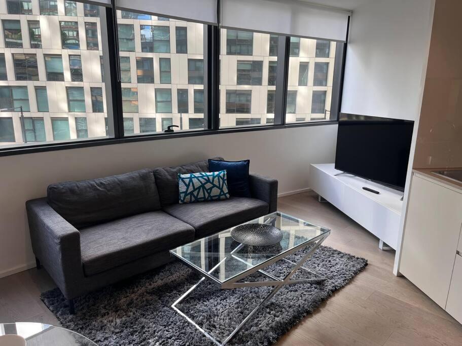 Wyndel Apartments One Bedroom COl8302 photo 1