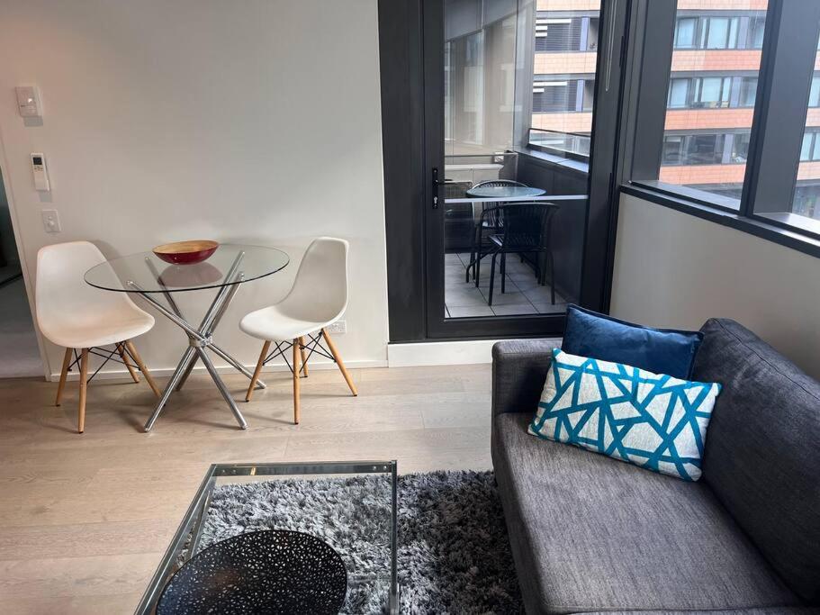Wyndel Apartments One Bedroom COl8302 photo 3