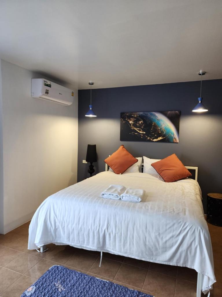 Pinpoint Hotel Phuket photo 2