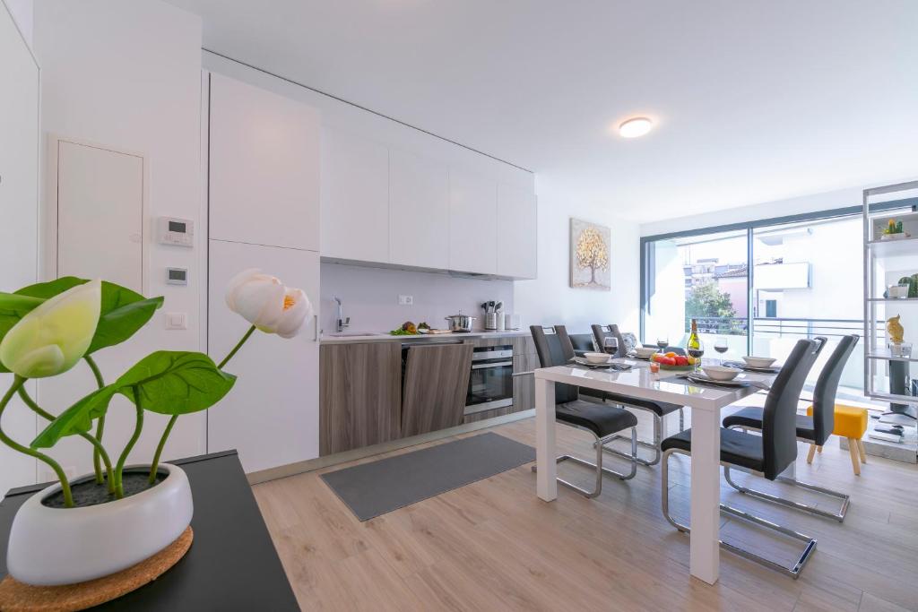 Charming Home - Happy Rentals photo 4