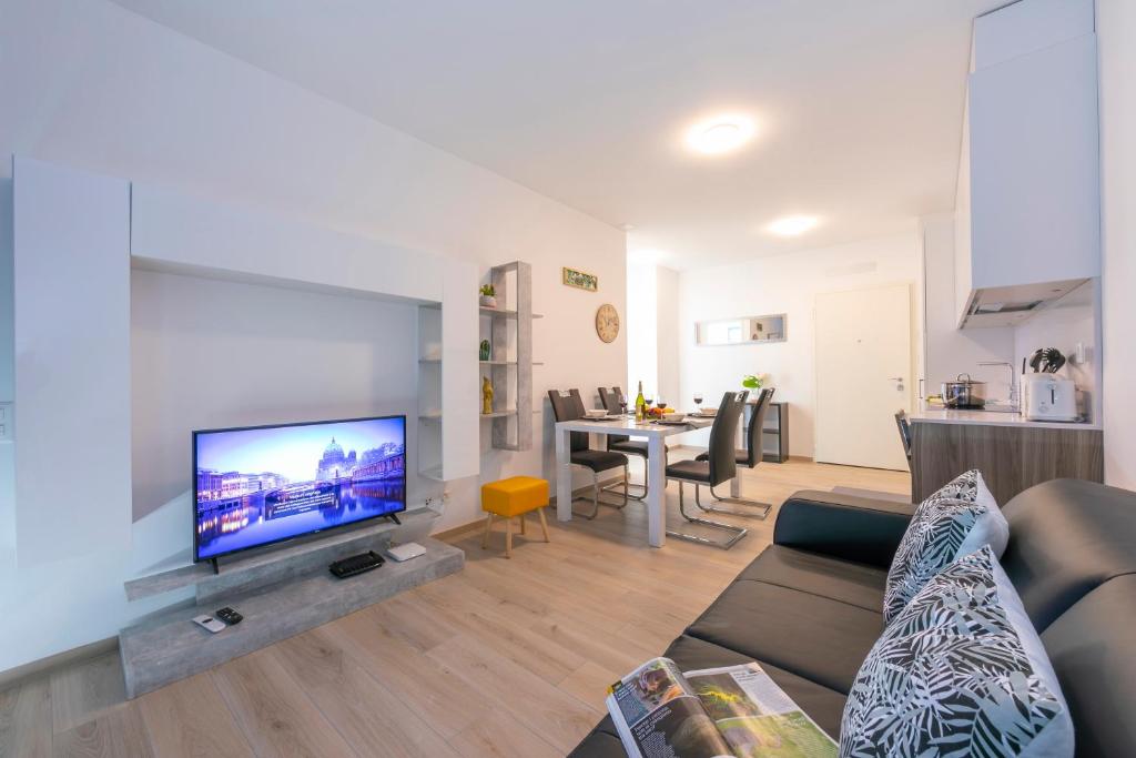 Charming Home - Happy Rentals photo 3
