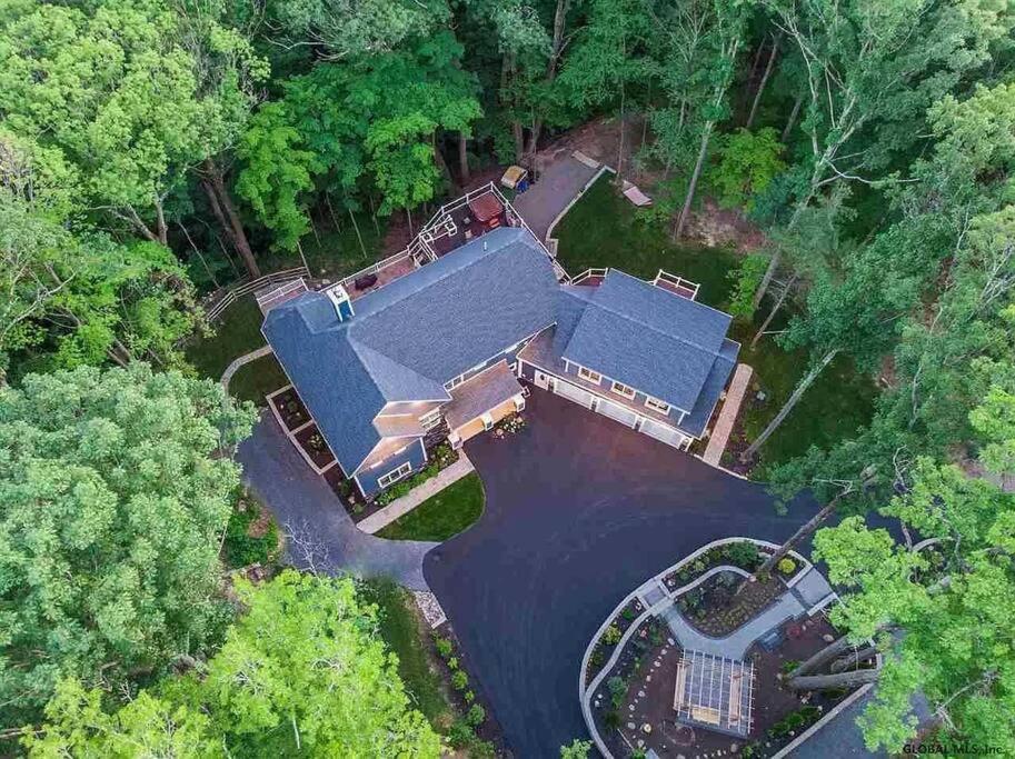 The Athena Hideaway - hottub, firepit, lake & racetrack photo 2