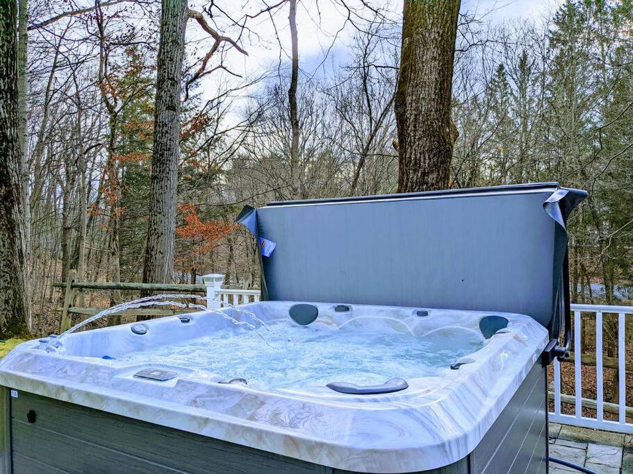 The Athena Hideaway - hottub, firepit, lake & racetrack photo 4