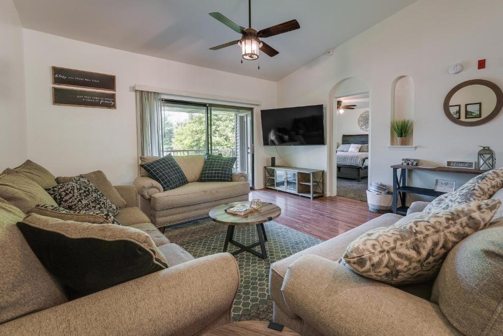 Inviting Branson Condo with Community Pool and Hot Tub photo 1