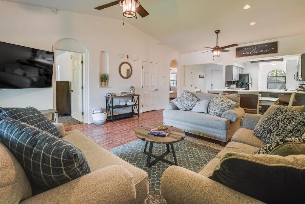 Inviting Branson Condo with Community Pool and Hot Tub photo 4