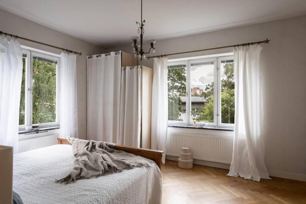 Room in a spacious villa photo 4
