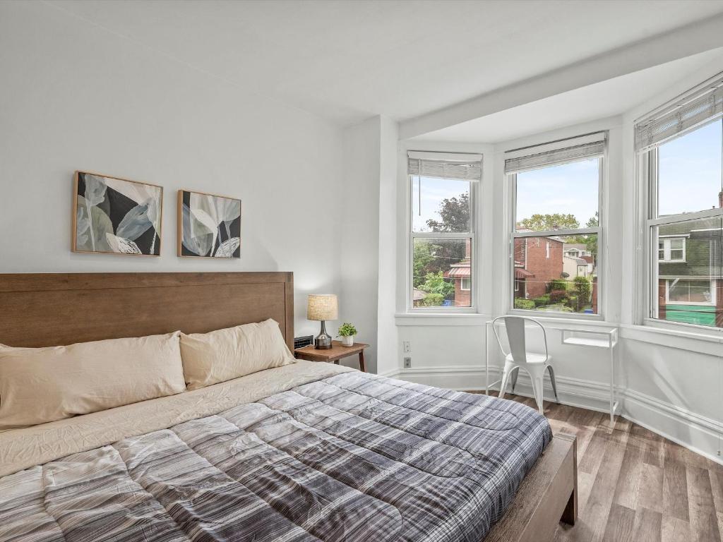Oakland/University @E Stylish and Central Private Bedroom with Shared Bathroom image