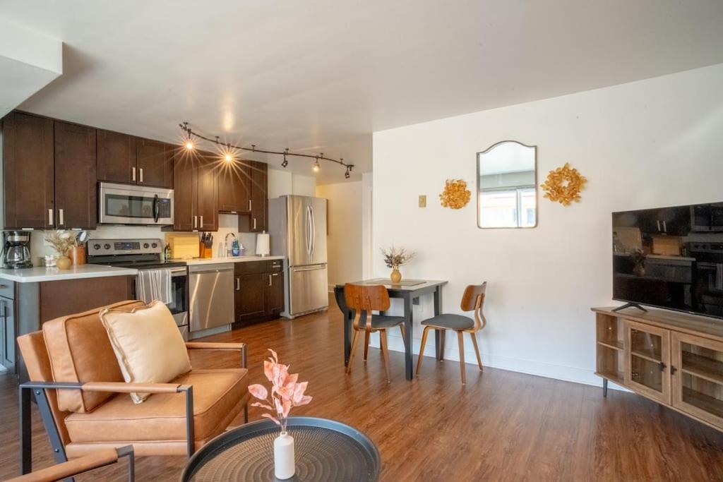 Seaside Serenity 1 BR Apt with balcony near Alki