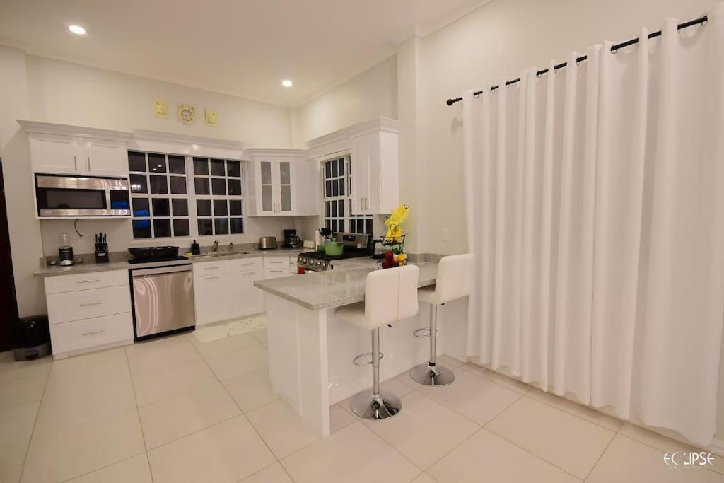 Modern 3-bed Lux Apt with Jacuzzi/Free Parking