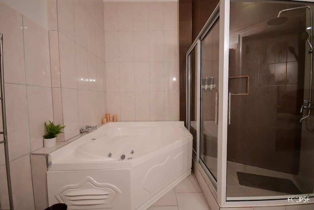Modern 3-bed Lux Apt with Jacuzzi/Free Parking photo 3