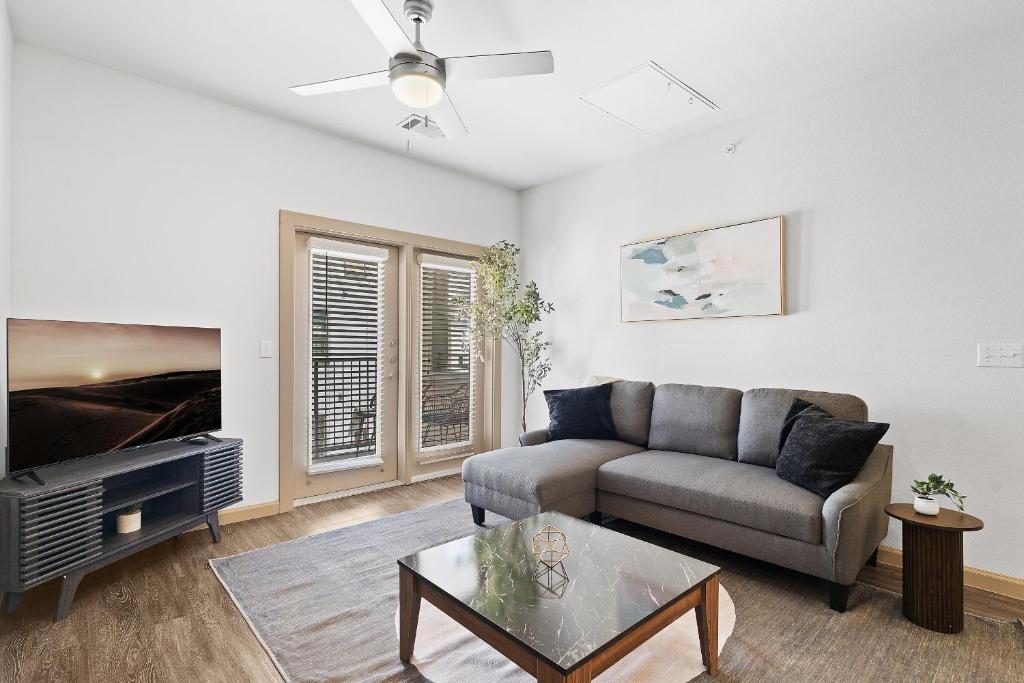 Luxe 3B/2B Getaway - Pool, Gym, Parking, Pet Wash image