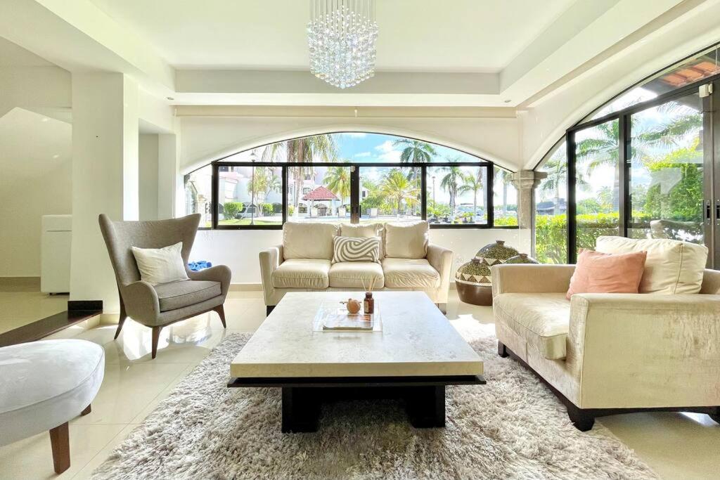 Stylish Lagoon front Villa by Casa Paraiso