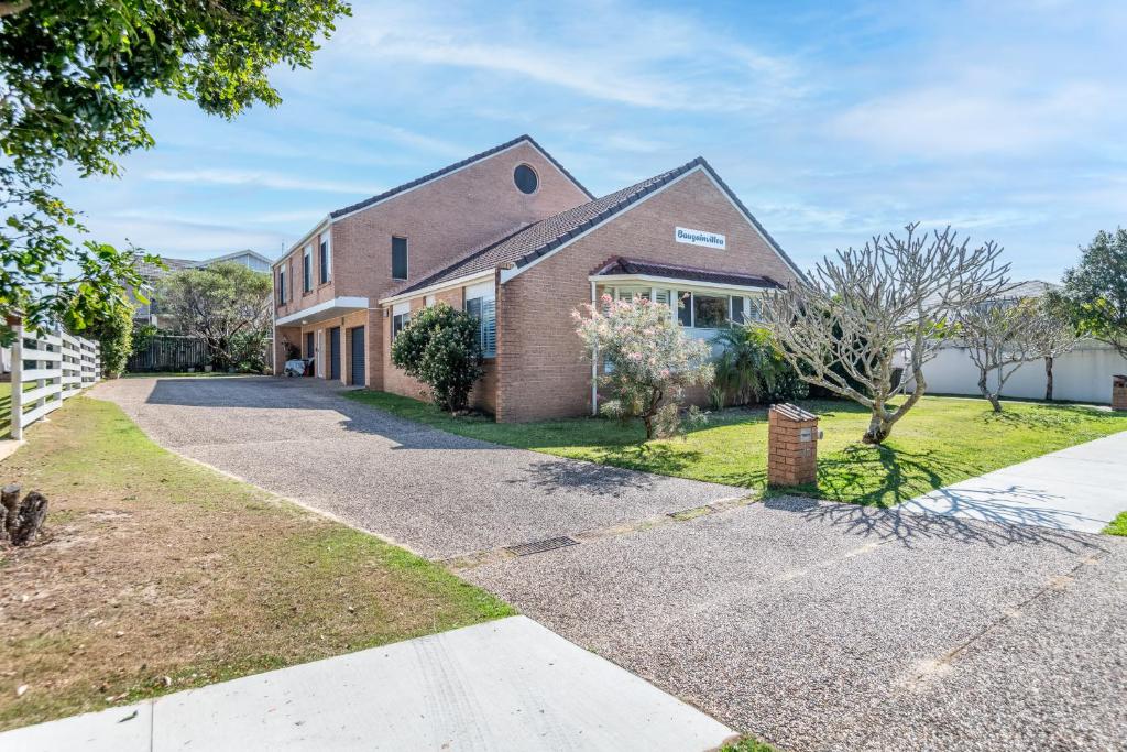 Sawtell Beachfront Villa - 2 mins to everything! photo 1