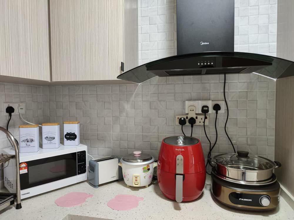 The Quartz 3 Bedroom Apartment with fully furnish and fully aircond, infinity pool, Corner lot with seaview and city view centre of malacca city photo 1