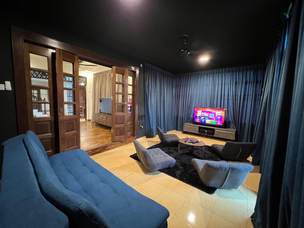 Corner Villa Tmn Daya near Mount Austin JB photo 4