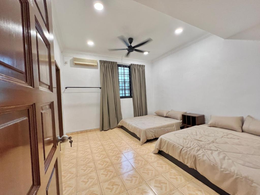 Corner Villa Tmn Daya near Mount Austin JB photo 3