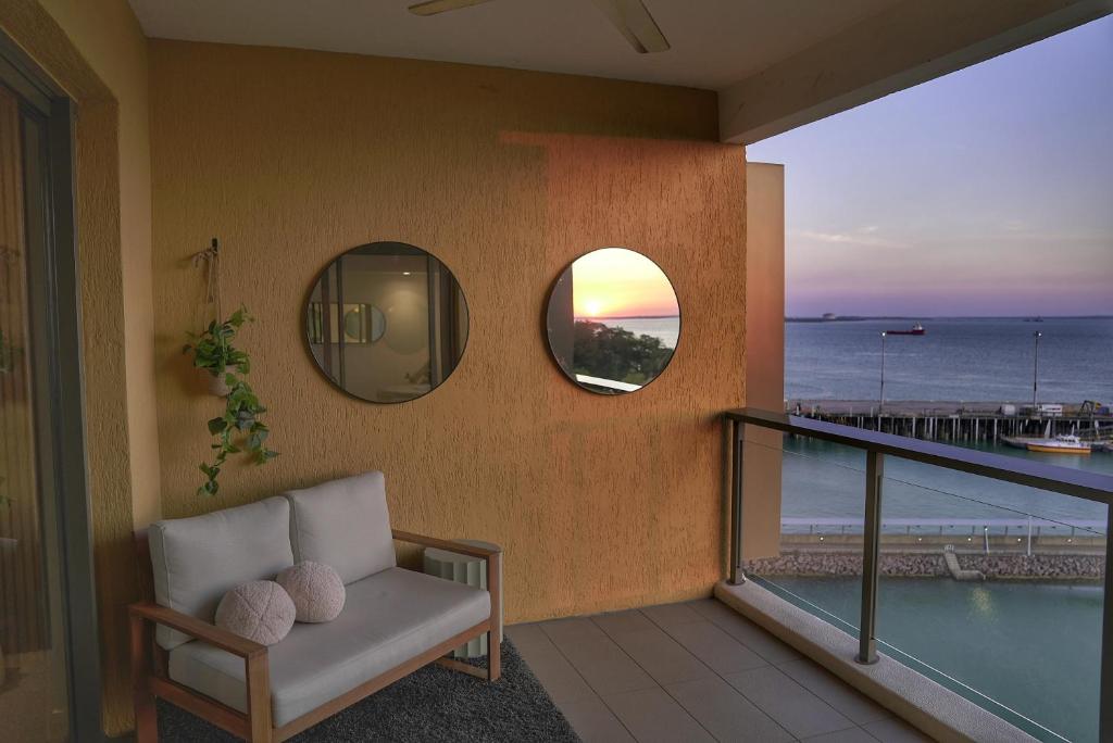 Penthouse-level Waterfront Apartment photo 1