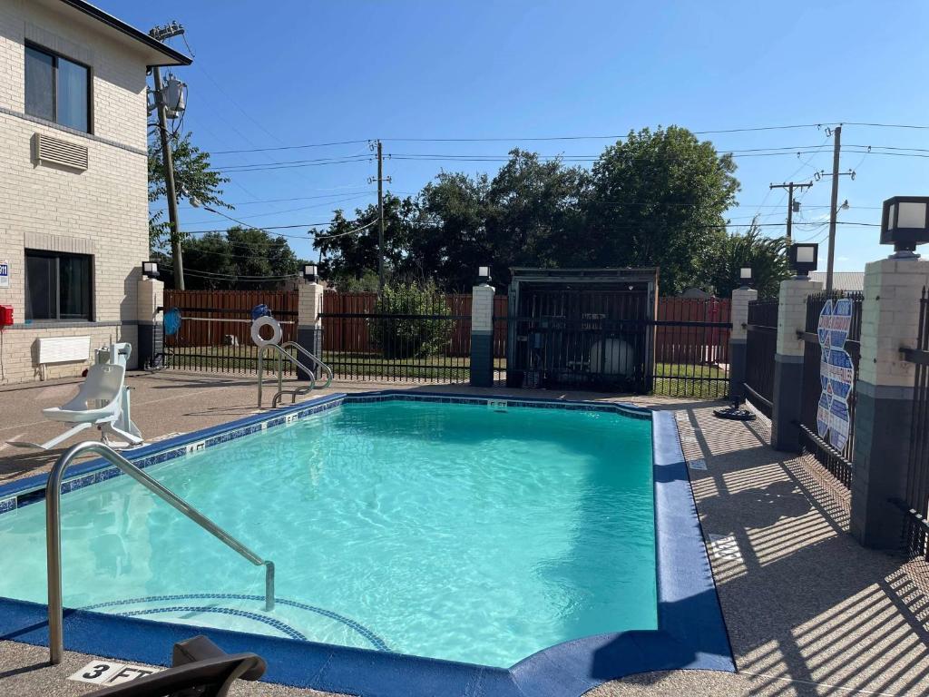 Days Inn by Wyndham Dickinson TX image