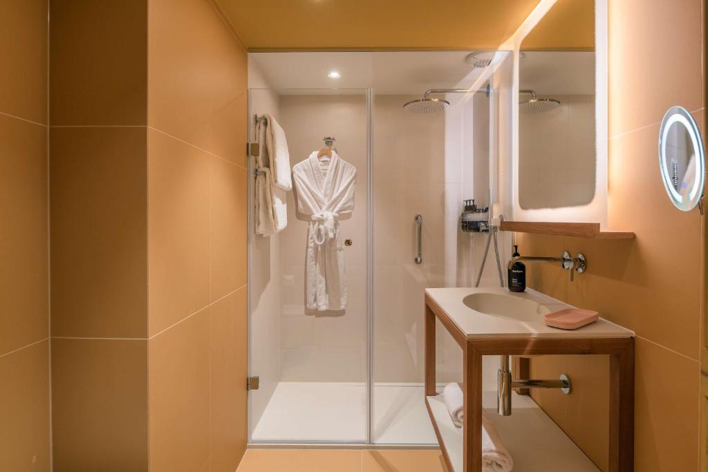 Canopy by Hilton Cannes Room Type - Premium Twin Room with Partial Sea View