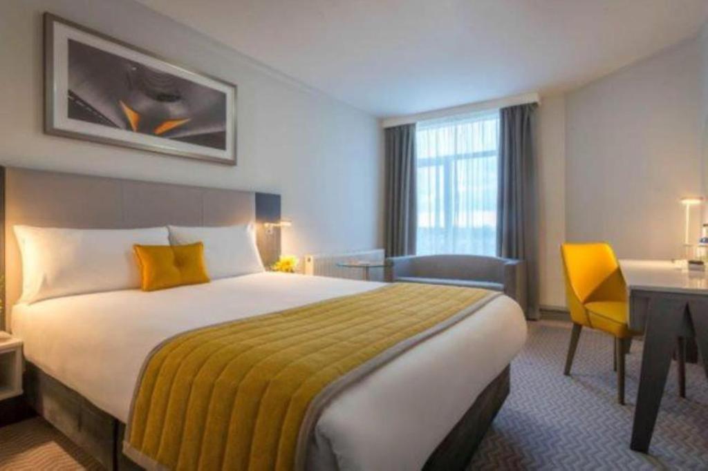 Maldron Hotel & Leisure Centre Tallaght Room Type - Executive King Room